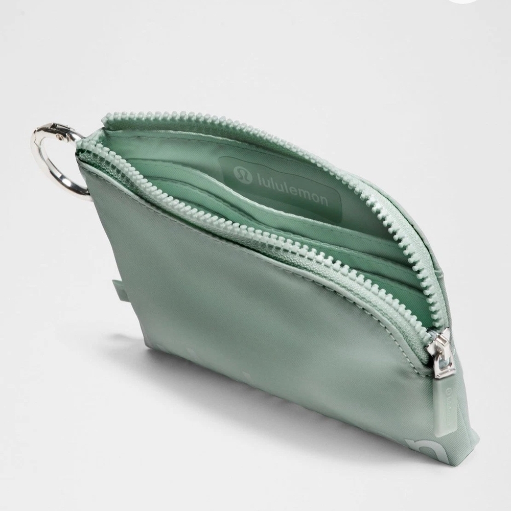 NWT Lululemon Clippable Card Pouch Mint Breeze White - Picture 3 of 5